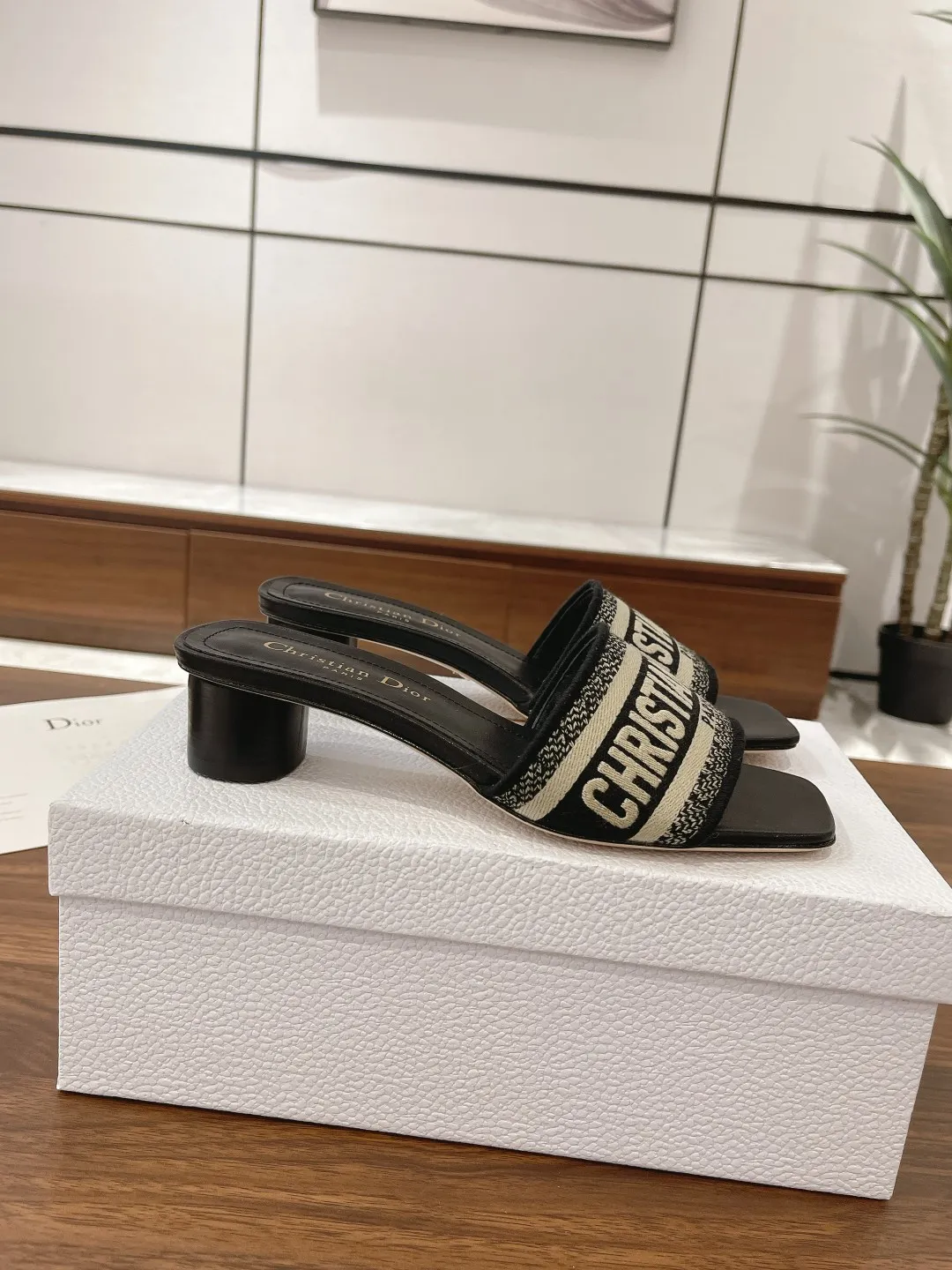 👟👟Ex-factory price 440👟👟 Women's Shoes Women's Clothing Women's Shoes Women's Clothing Women's Shoes Women's Clothes Women's Shoes Women's Clothing Dior • Dior 2025 DWAY spring and summer new one-word embroidered slippers version CD letter logo three-dimensional embroidery cylindrical heel sandals Square toe thick heel jelly color open-toe slippers Upper: Original consistent high-temperature water-soluble cotton electric embroidery technology silk fabric Lining: water-dyed sheepskin lining Outsole: Italian leather outsole Heel height: 3.5CM Size: 35-40